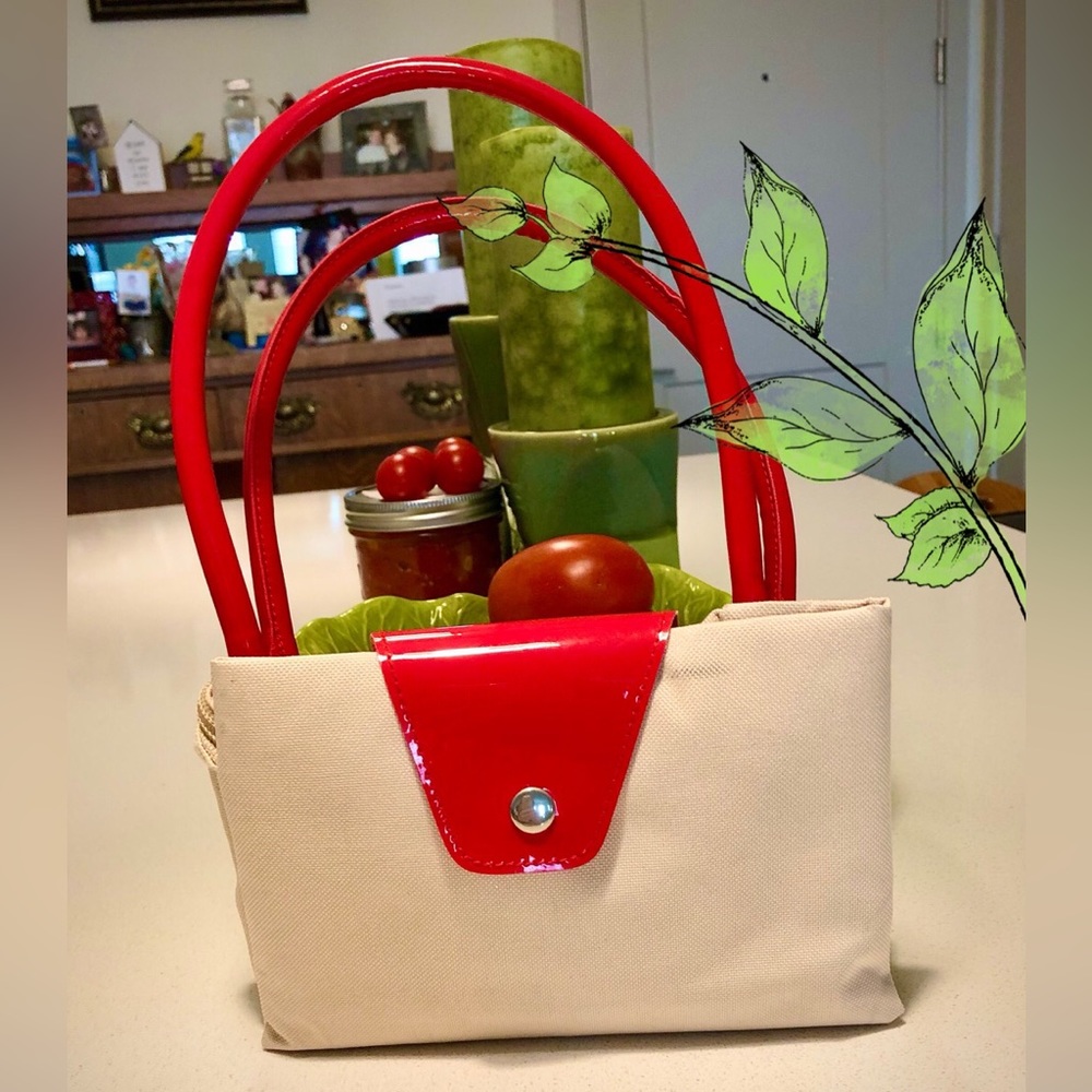 Elizabeth Arden 💯 % polyester, trim - PVC, Bag.